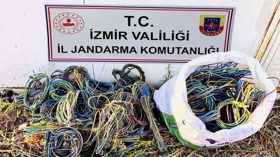 700 bin liralık kabloyu çalarken suçüstü yakalandılar!