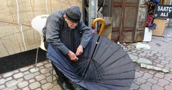 97 yaşındaki şemsiye tamircisi Dursun Yıldız, komşusunun ısrarıyla tezgâha döndü