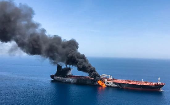 ABD füzelerle vurmuştu! İran’ın dev petrol tankeri Umman Körfezi’ne gömüldü