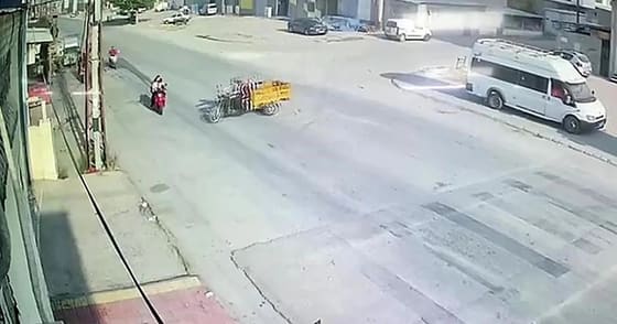 Adana'da 2 çocuğunu okula götüren anneye 16 yaşındaki ehliyetsiz sürücü çarptı