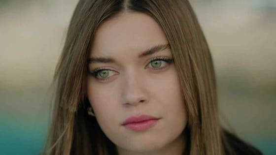 Afra Saraçoğlu kimdir, hangi dizilerde oynadı?