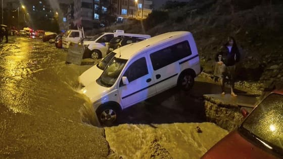 Ankara’da sağanak sonrası yol çöktü! Onlarca araç çukurun içinde kaldı