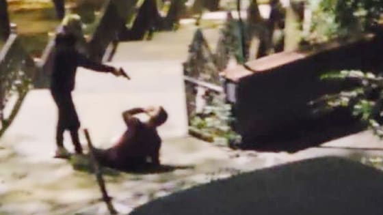 Annesini ısrarla takip eden kişiyi bacaklarından vurdu