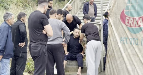 Arnavutköy'de yağışta devrilen kamyona hafriyat kamyonu çarptı, 2 şoför yaralandı
