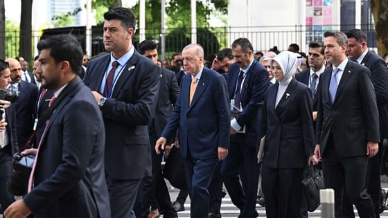 Başkan Erdoğan, Türkevi'ne yürüyerek gitti