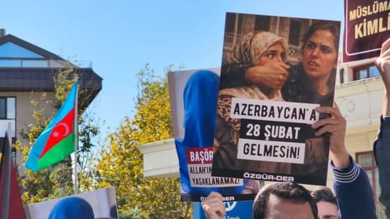Başörtüsü yasağı konsolosluk önünde tel’in edildi Can Azerbaycan’a 28 Şubat gelmesin!