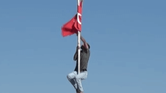 Bayrağı o halde görünce dayanamadı!