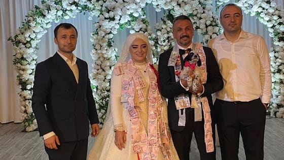 Daha önce böyle takı görülmedi! Bakın düğünde arkadaşın ne taktı
