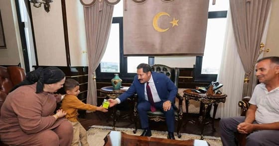 Depremde 20 günlükken kurtarılan Kerem bebek, Vali Masatlı'yı makamında ziyaret etti