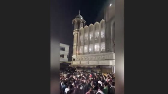 Devlet 600 yıllık camiyi yıkmak isteyince halk canlı kalkan oldu