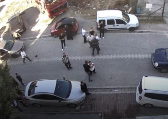 Ev ve arabalar taşlandı! Esenyurt'ta komşu kavgası kameraya yansıdı!