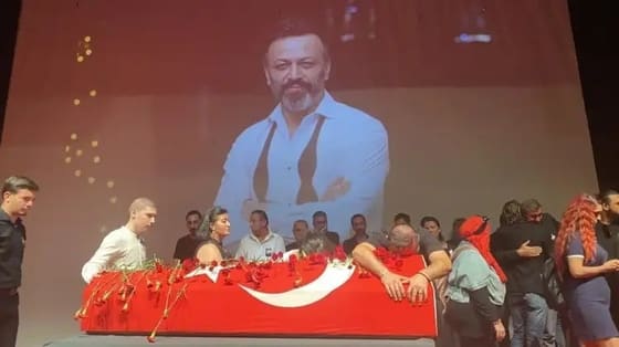 Evinde ölü bulunan ünlü oyuncu Serhat Kılıç son yolculuğuna uğurlandı! Anma töreninde Hristiyan ayinlerini aratmayan skandal müzik detayı!