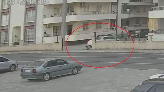 Geri manevra faciaya dönüştü! 4 yaşındaki çocuk otomobilin altında kaldı