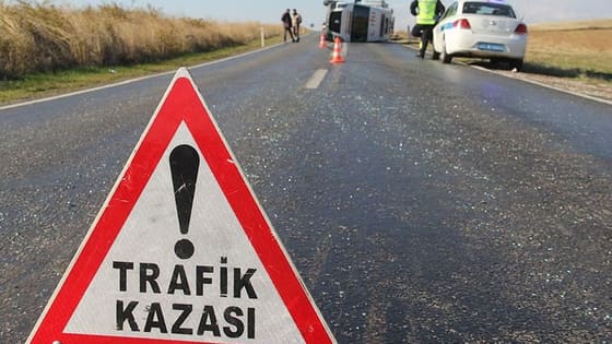 Geri manevra faciaya yol açtı! Çekici işçi servisine çarptı, 8 kişi yaralandı