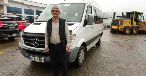 Giresun'da yaşayan Ömer Kara kelimeleri de türküleri de tersten söyleyebiliyor