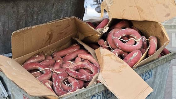 Gönen Oya ve Çeyiz Fuarı’nın ardından çöp konteynerinde kangal sucuk skandalı! CHP’li belediyenin organizasyonu sınıfta kaldı!