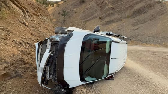 Hakkari’de karı koca yaralandı! Virajı alamadı, otomobil takla attı