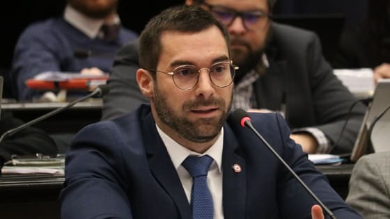 Hedefinde başörtülü kadın var! Fransız faşist vekilden skandal paylaşım