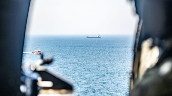 İran, Hürmüz Boğazı'ndan geçmeye çalışan petrol tankerini vurdu!