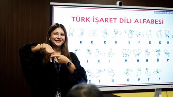 İşitme engelli yolcular için engelsiz uçuş: AJet işaret dili eğitimini başlattı