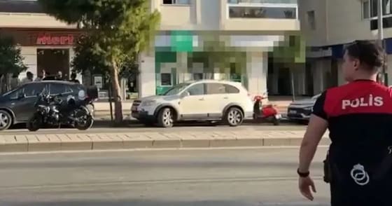 İzmir'de banka soygunu girişimi! Ekipler teyakkuza geçti, banka çevresi çembere alındı!