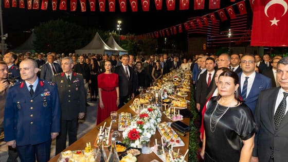 İzmir'de gerçek bir devrim: 9 Eylül resepsiyonunda alkol yok!