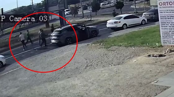 Kamyonetin yükü yola saçıldı! Sürücüler araçlarından inip yardıma böyle koştu