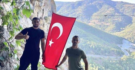 Kapıkaya'daki bayrağı yenileyen gençlere Başkan Tayır'dan kurtuluş gününde dev bayrak