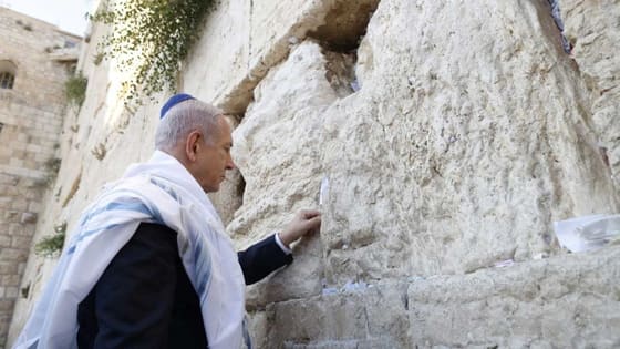 Katil Netanyahu binlerce siyonist ile baskın düzenledi
