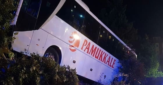 Kırkağaç'ta Pamukkale Turizm otobüsü yoldan çıktı, 18 kişi yaralandı