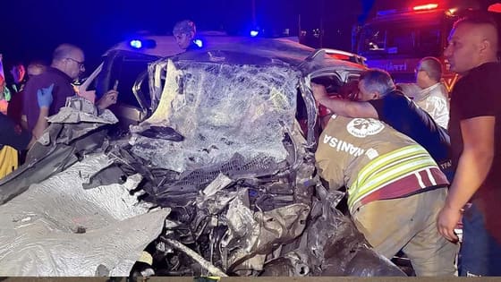 Kula’da can pazarı! Kamyonet tıra arkadan çarptı
