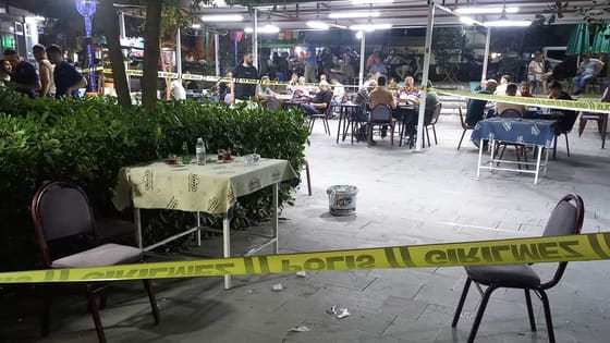 Manisa’da çay bahçesine silahlı saldırı: Başka masadaki müşteri yaralandı