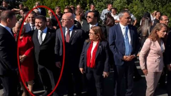Ön saflarda görüntülendi! Taciz şüphelisi vekil Anıtkabir’de