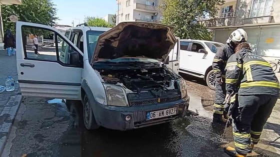 Park halindeki araç alev aldı: Vatandaşlar seferber oldu!