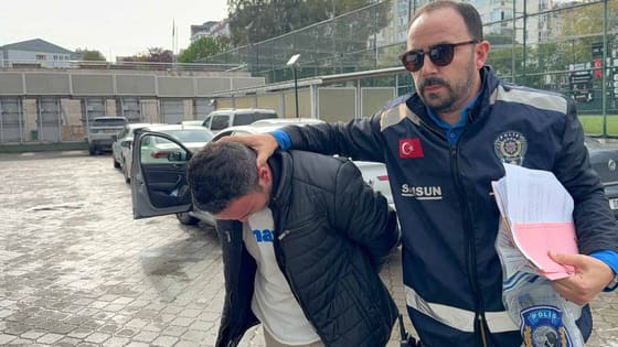 Pencereden giren bıçaklı gaspçı yakalandı