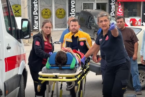Sağlık çalışanlarından gazetecilere terbiyesizlik: Sirk mi burası! Eşeğe mi diyoruz, çekmeyin!