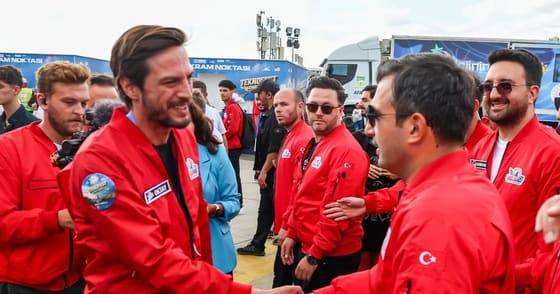 Selçuk Bayraktar, TEKNOFEST Güneydoğu'da Demirören Medya standını ziyaret etti