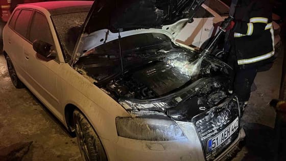 Sitenin otoparkında park halindeki otomobilde çıkan yangın söndürüldü