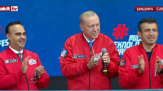 TEKNOFEST'te gülümseten anlar! Erdoğan istedi, Urfa türküsü roketli versiyonuyla alanı salladı