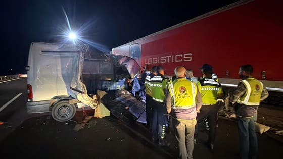 TEM’de minibüs TIR’a çarptı: Bir kişi öldü, sürücü ağır yaralandı