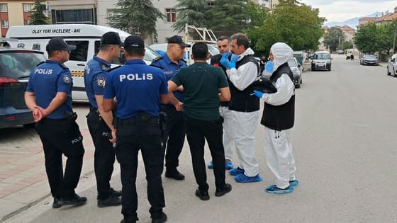 Ulaşılamayan anne baba evde ölü bulundu: Kimyasal kokudan içeri girilemedi