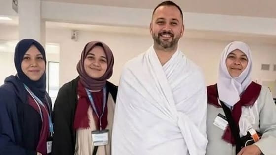 Umre ziyareti kabusa döndü! Kabe'deki seccade tartışması yüzünden 8 aydır Türkiye'ye dönemiyorlar!