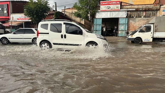 Uşak'ı göle çeviren felaket! Şiddetli yağmur ve dolu hayatı felç etti!