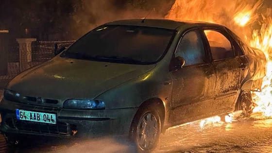 Uşak’ta park halindeki otomobil alev aldı