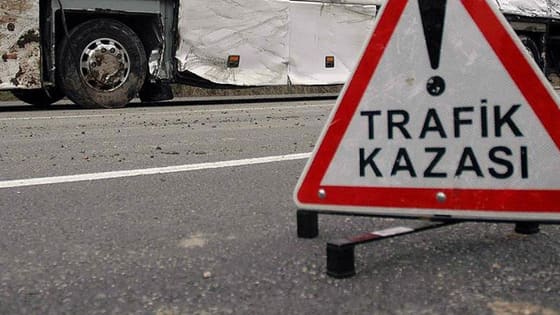 Yaralananlar arasında 1 aylık bebek de var! Kamyonla minibüs çarpıştı