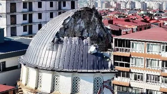 Yıkım makinelerine direnen cami günlerdir yıkılamıyor! İstanbul'daki riskli yapıda betonlar pes etmedi!