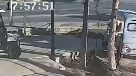 Yolun karşısına geçerken otomobil çarptı! Kaza anı kameraya yansıdı