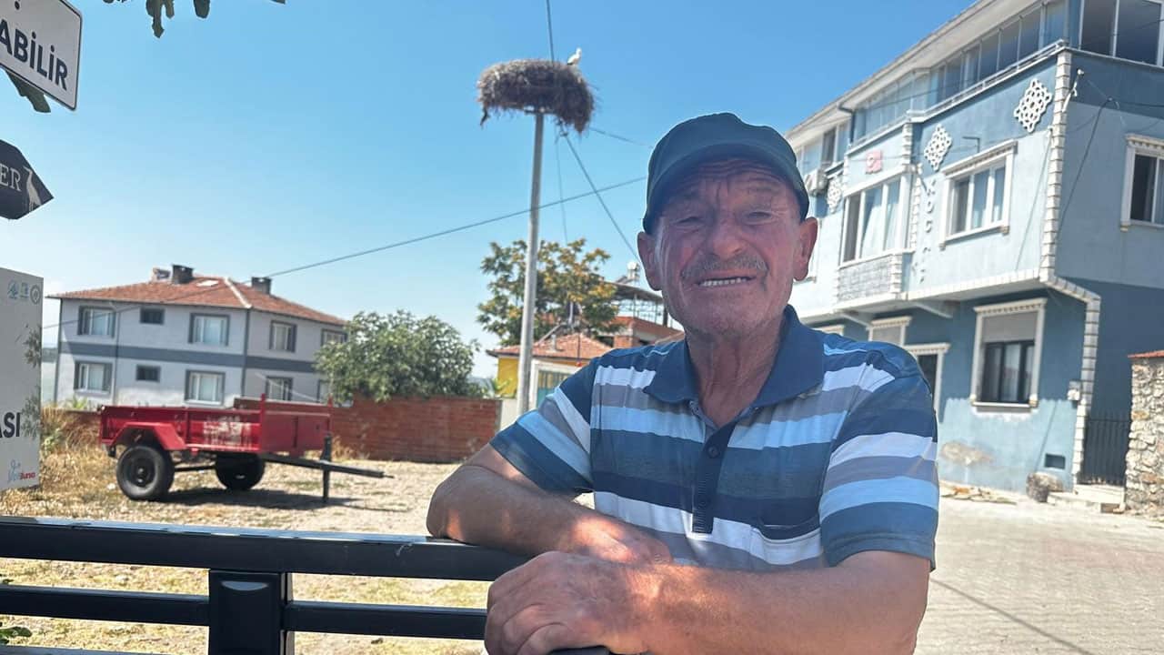 Foto - 15 yıllık dostlukta yine ayrılık vakti! Yaren leylek, Adem amcaya veda etmeye hazırlanıyor