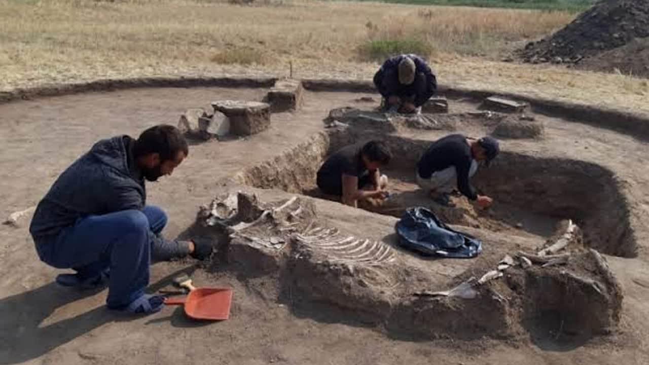 Foto - 1500 yıllık mezardan altın kadın ayakkabısı çıktı