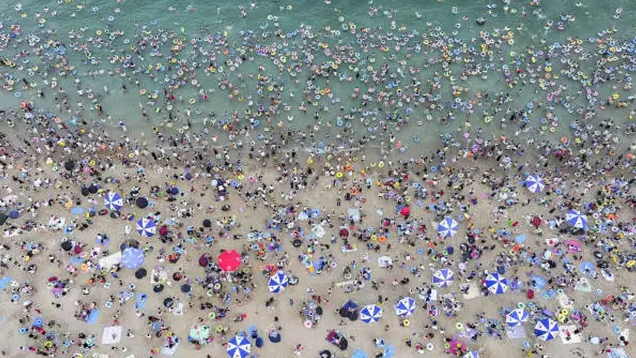Foto - 1,8 kilometrelik plajda izdiham! 200 bin kişi aynı anda yüzünce kota getirildi